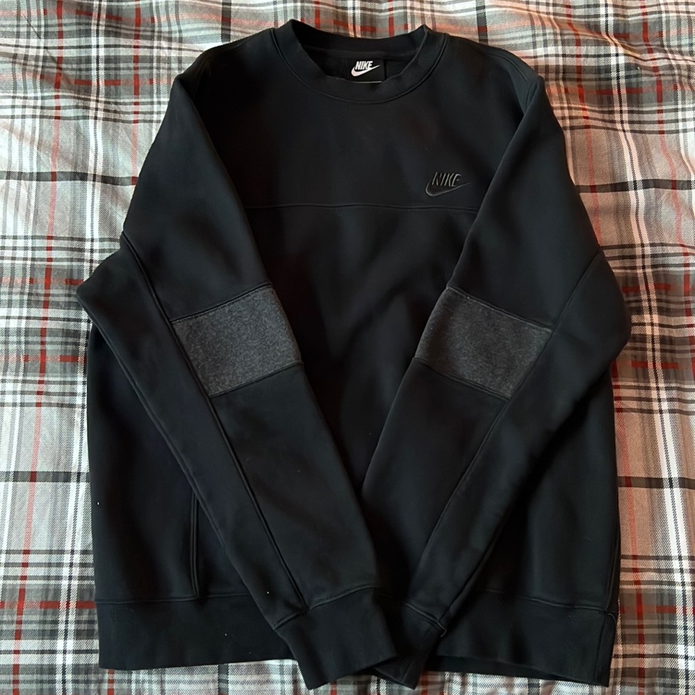 Men's MEDIUM crew neck sweatshirt.